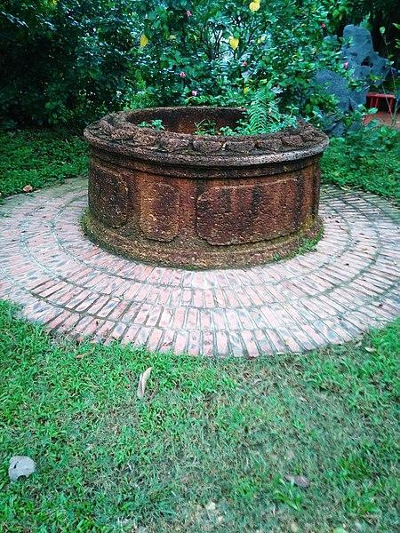 Một trong những giếng cổ ở Đường Lâm (ảnh: Wikipedia) Một trong những giếng cổ ở Đường Lâm (ảnh: Wikipedia)