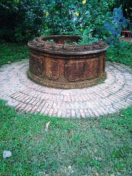 Một trong những giếng cổ ở Đường Lâm (ảnh: Wikipedia) Một trong những giếng cổ ở Đường Lâm (ảnh: Wikipedia)