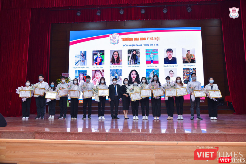 Bộ trưởng Bộ Y tế tặng Bằng khen cho các cá nhân có thành tích xuất sắc trong phòng, chống dịch Bộ trưởng Bộ Y tế tặng Bằng khen cho các cá nhân có thành tích xuất sắc trong phòng, chống dịch