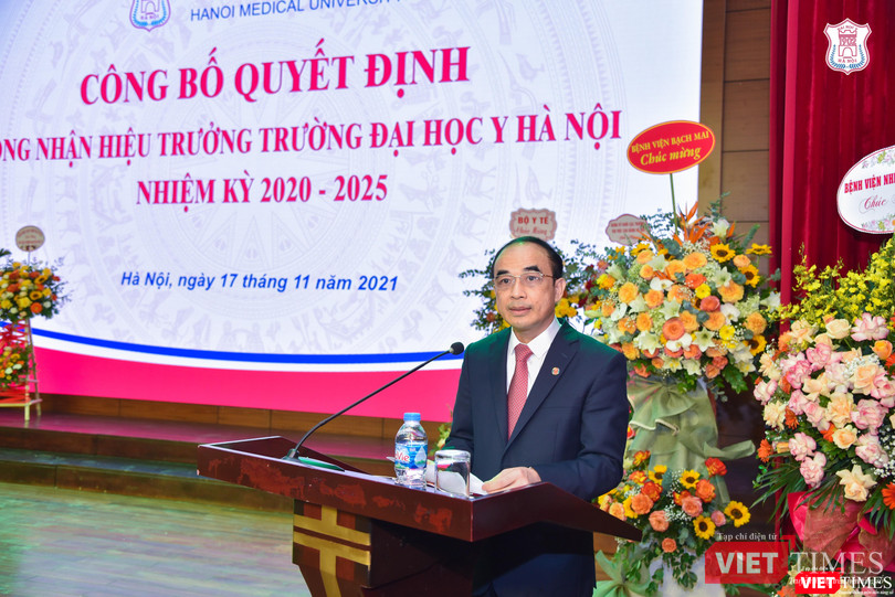 GS.TS. Nguyễn Hữu Tú - Hiệu trưởng Trường Đại học Y Hà Nội - phát biểu tại buổi lễ GS.TS. Nguyễn Hữu Tú - Hiệu trưởng Trường Đại học Y Hà Nội - phát biểu tại buổi lễ