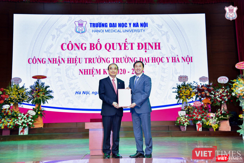 Thứ trưởng Bộ Y tế Trần Văn Thuấn trao quyết định công nhận Hiệu trưởng Trường Đại học Y Hà Nội nhiệm kỳ 2020 - 2025 cho GS.TS. Nguyễn Hữu Tú. Thứ trưởng Bộ Y tế Trần Văn Thuấn trao quyết định công nhận Hiệu trưởng Trường Đại học Y Hà Nội nhiệm kỳ 2020 - 2025 cho GS.TS. Nguyễn Hữu Tú.