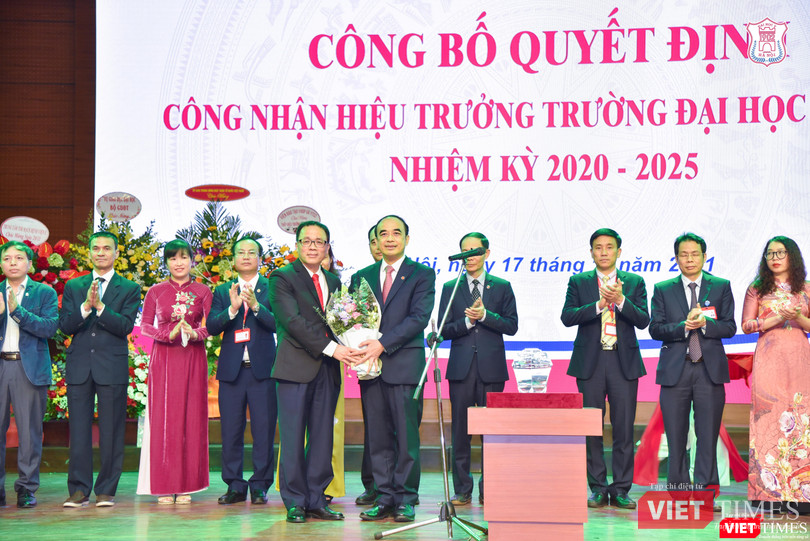 GS. TS. Tạ Thành Văn - Bí thư Đảng uỷ, Chủ tịch Hội đồng Trường Đại học Y Hà Nội chúc mừng GS.TS. Nguyễn Hữu Tú GS. TS. Tạ Thành Văn - Bí thư Đảng uỷ, Chủ tịch Hội đồng Trường Đại học Y Hà Nội chúc mừng GS.TS. Nguyễn Hữu Tú