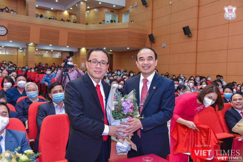 GS.TS. Nguyễn Hữu Tú tặng hoa tri ân GS.TS. Tạ Thành Văn - Bí thư Đảng uỷ, Chủ tịch Hội đồng Trường Đại học Y Hà Nội nhiệm kỳ 2020-2025, đồng thời, là người tiền nhiệm - Hiệu trưởng Trường Đại học Y Hà Nội thứ 15 GS.TS. Nguyễn Hữu Tú tặng hoa tri ân GS.TS. Tạ Thành Văn - Bí thư Đảng uỷ, Chủ tịch Hội đồng Trường Đại học Y Hà Nội nhiệm kỳ 2020-2025, đồng thời, là người tiền nhiệm - Hiệu trưởng Trường Đại học Y Hà Nội thứ 15