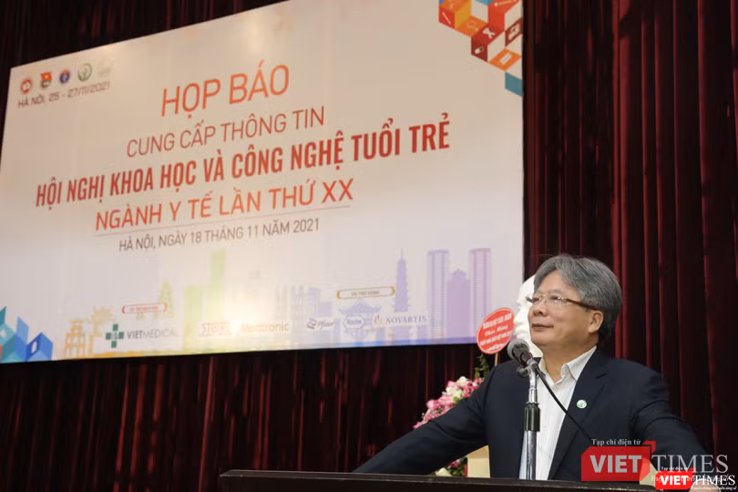 GS.TS. Trần Bình Giang - Giám đốc Bệnh viện (BV) Hữu nghị Việt Đức, Phó trưởng Ban Chỉ đạo hội nghị - phát biểu