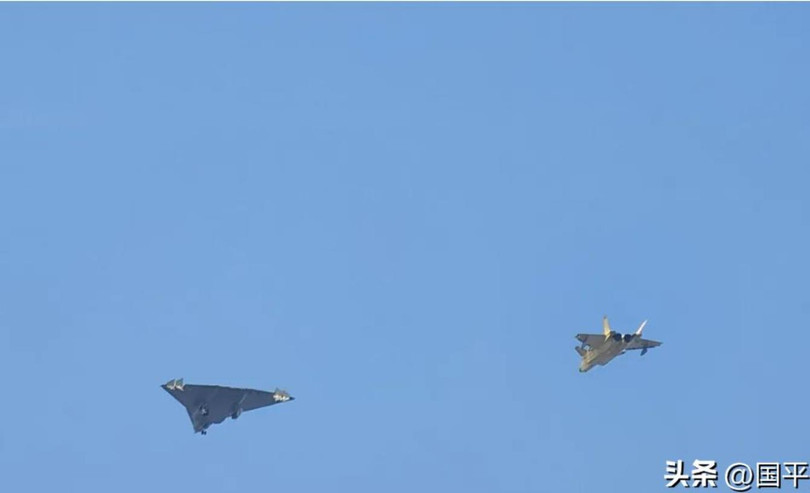 Chiếc "Bạch Đế" (trái) và chiếc J-20S. Ảnh: Toutiao.