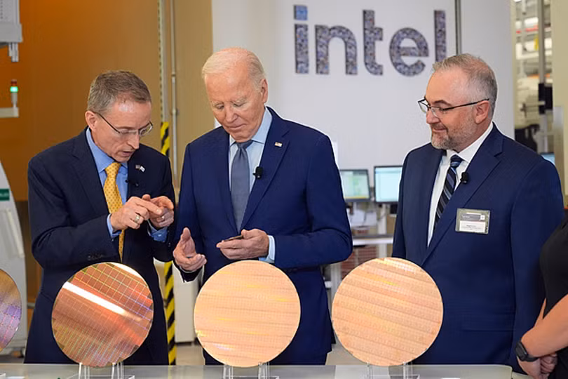 Biden tham nha may chip cua Intel.jpg