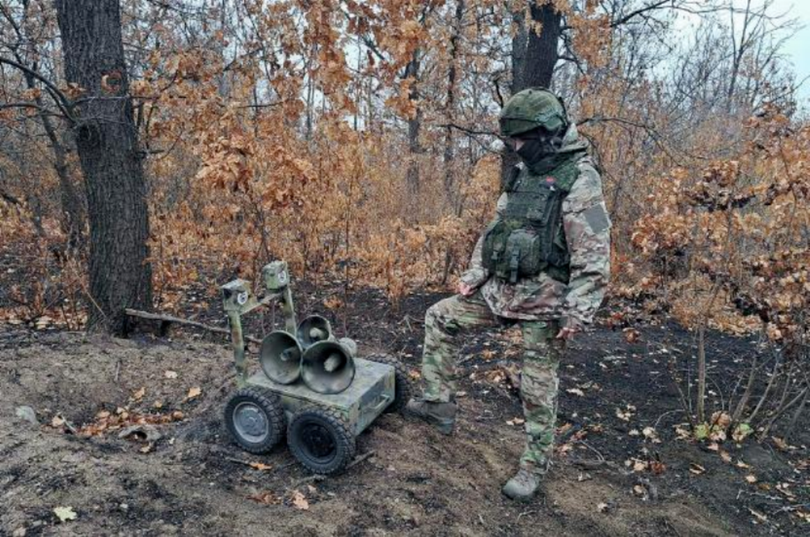 Robot mang loa tuyên truyền của Nga và binh sĩ điều khiển. Ảnh: QQnews.