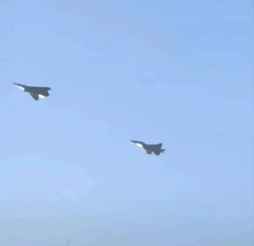 Hinh anh chiec J-16 duoi phia sau.png