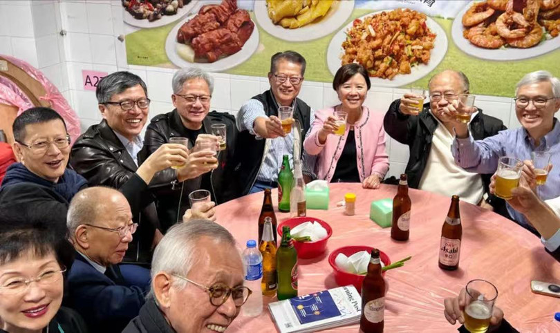 Jensen Huang uong bia voi doi tac Hong Kong.jpg