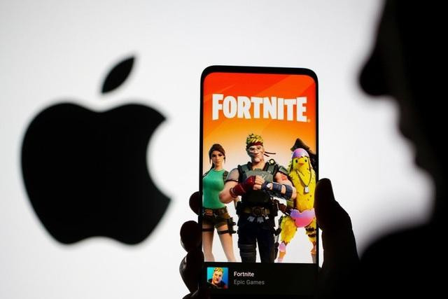 Cuộc chiến giữa Epic Games và Apple bùng lên hồi tháng 8/2020 khi nhà phát triển thông báo với khách hàng bắt đầu giảm giá khi mua trực tiếp vật phẩm trong game Fortnite.