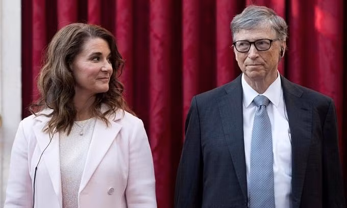 Bill Gates và Melinda nghe bài phát biểu của cựu tổng thống Pháp Francois Hollande, trước khi được trao tặng Huân chương Bắc đẩu Bội tinh tại Cung điện Elysee ở Paris, Pháp, tháng 4/2017. Ảnh: Reuters. Bill Gates và Melinda nghe bài phát biểu của cựu tổng thống Pháp Francois Hollande, trước khi được trao tặng Huân chương Bắc đẩu Bội tinh tại Cung điện Elysee ở Paris, Pháp, tháng 4/2017. Ảnh: Reuters.