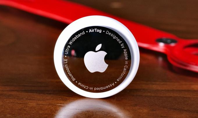 Apple Airtag được thiết kế nhỏ gọn như đồng xu. Ảnh: CNET.