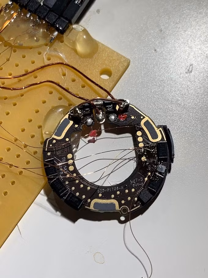 Một công đoạn trong việc xâm nhập vào vi điều khiển AirTag, được Thomas Roth công bố. Một công đoạn trong việc xâm nhập vào vi điều khiển AirTag, được Thomas Roth công bố.