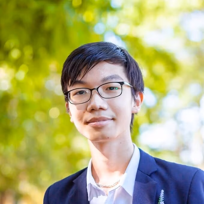 Dương Tiểu Đồng đang là học sinh lớp 10 tại Hà Nội. Dương Tiểu Đồng đang là học sinh lớp 10 tại Hà Nội.