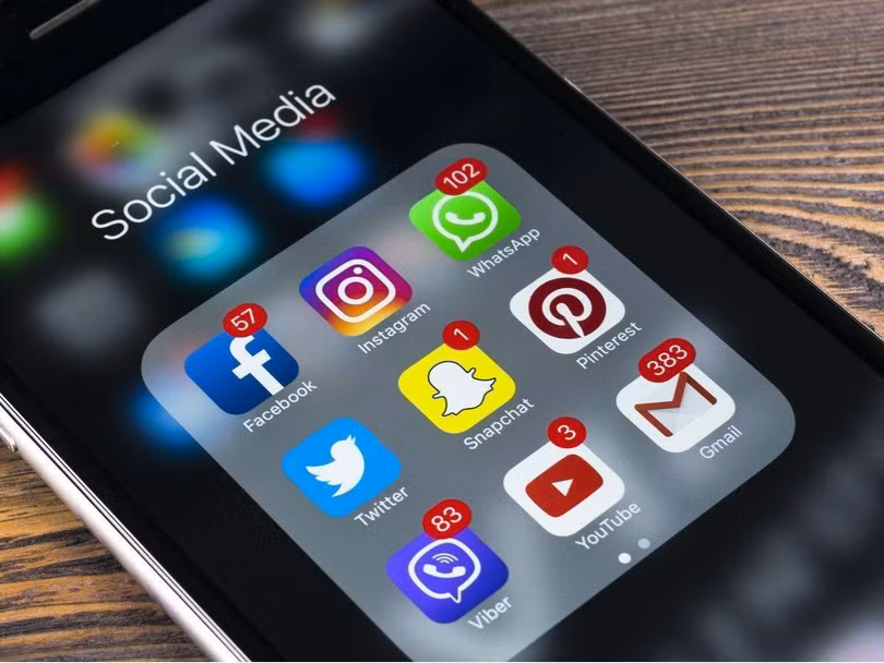 Cần có quy định thống nhất trong vấn đề sử dụng mạng xã hội. Ảnh: India Times.