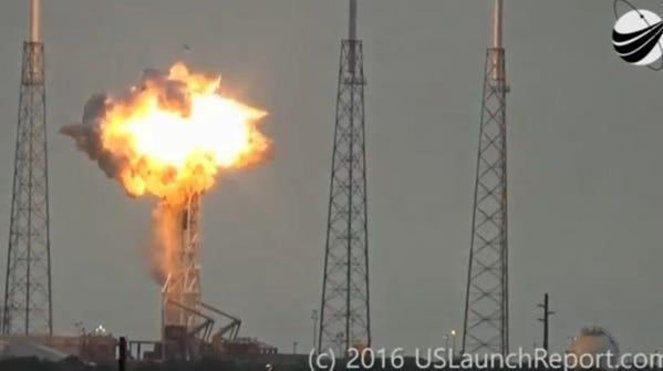 Tên lửa Falcon 9 phát nổ năm 2016 khiến vệ tinh của Facebook thành "sắt vụn". Ảnh: Reuters. Tên lửa Falcon 9 phát nổ năm 2016 khiến vệ tinh của Facebook thành "sắt vụn". Ảnh: Reuters.
