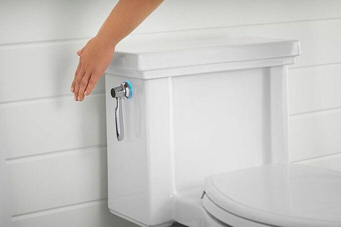Kohler ra bồn cầu sử dụng cảm biến để xả nước thay vì nút bấm.