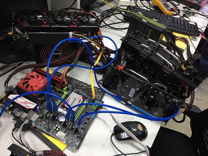 Mỗi máy đào Bitcoin cần ít nhất 6 thanh card đồ hoạ khiến cơn sốt card quay lại khi Bitcoin tăng giá.