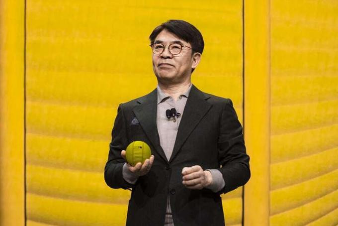 HS Kim, người đứng đầu mảng kinh doanh điện tử của Samsung, trình diễn robot Ballie tại CES 2020. Ảnh: Cnet. HS Kim, người đứng đầu mảng kinh doanh điện tử của Samsung, trình diễn robot Ballie tại CES 2020. Ảnh: Cnet.