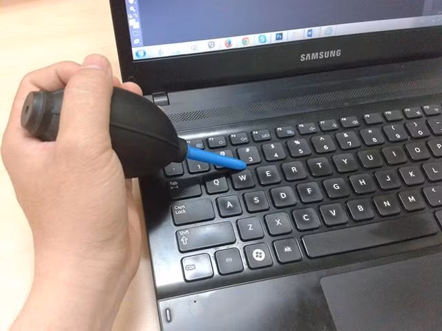 Vệ sinh laptop đúng cách.