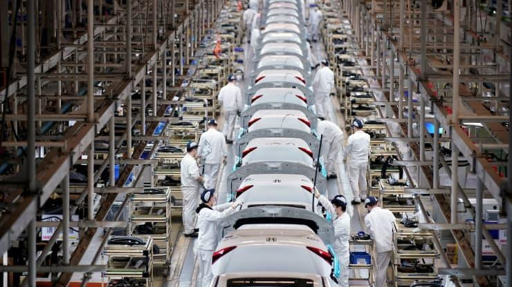 Các nhân viên làm việc trên dây chuyền bên trong nhà máy Dongfeng Honda. Ảnh: CNBC Các nhân viên làm việc trên dây chuyền bên trong nhà máy Dongfeng Honda. Ảnh: CNBC