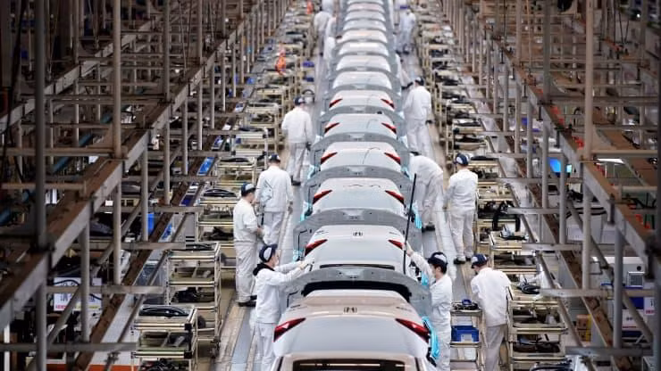 Các nhân viên làm việc trên dây chuyền bên trong nhà máy Dongfeng Honda. Ảnh: CNBC