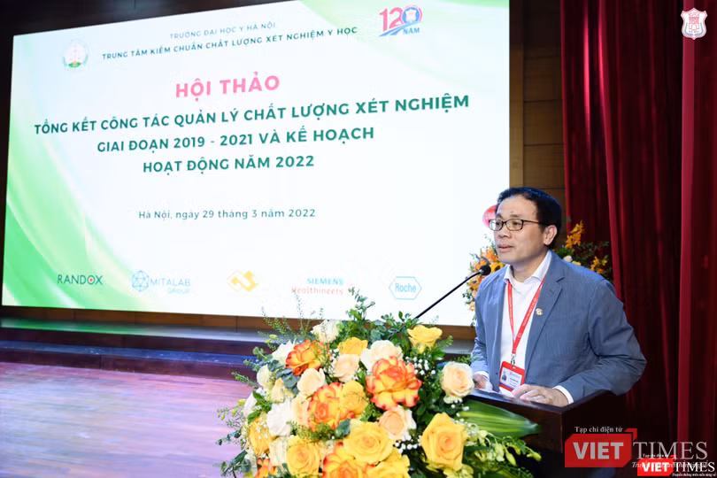 GS.TS. Tạ Thành Văn – Bí thư Đảng uỷ, Chủ tịch Hội đồng Trường Đại học Y Hà Nội, Giám đốc Trung tâm Kiểm chuẩn chất lượng xét nghiệm y học Trường Đại học Y Hà Nội - phát biểu khai mạc