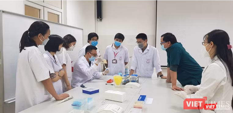 Các cán bộ của Trung tâm Kiểm chuẩn chất lượng xét nghiệm y học Trường Đại học Y Hà Nội kiểm tra chất lượng xét nghiệm của các đơn vị cơ sở