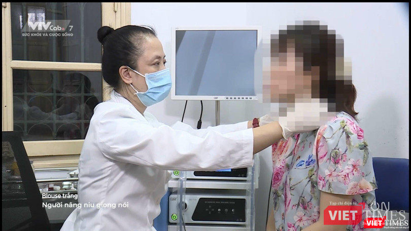 PGS.TS Phạm Thị Bích Đào khám cho bệnh nhân PGS.TS Phạm Thị Bích Đào khám cho bệnh nhân