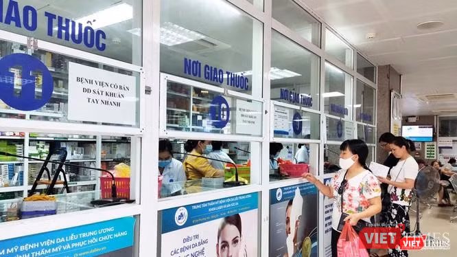 Người dân mua thuốc tại nhà thuốc