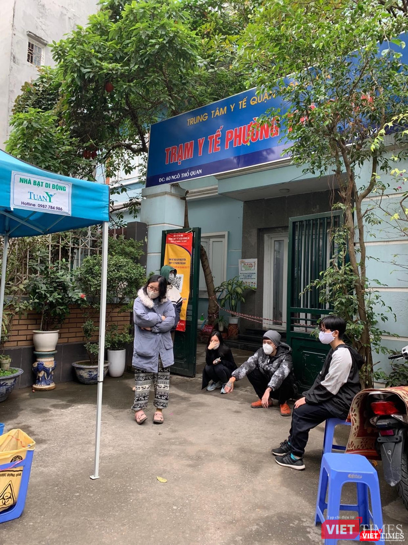 Các F0 phải tự đến trạm y tế để lấy giấy xác nhận (ảnh: Thanh Hằng)