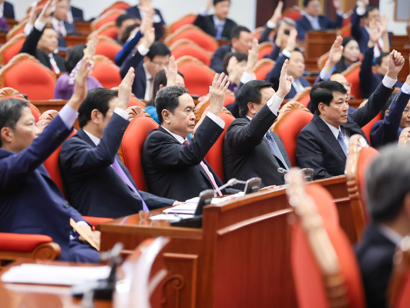 Trung ương biểu quyết thông qua các văn kiện tại phiên bế mạc Hội nghị Trung ương 7 (khóa XIII) - Ảnh: VGP/Nhật Bắc