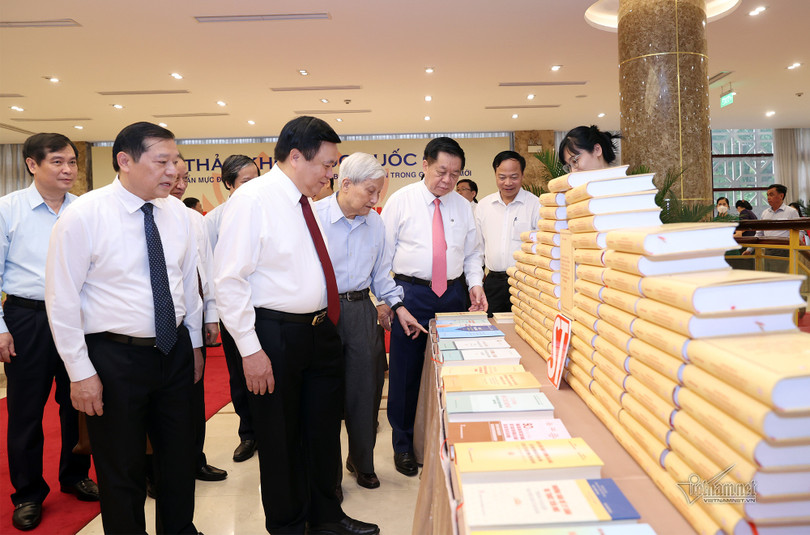 Ủy viên Bộ Chính trị, Giám đốc Học viện Chính trị Quốc gia Hồ Chí Minh, Chủ tịch Hội đồng Lý luận Trung ương Nguyễn Xuân Thắng; Bí thư Trung ương Đảng, Trưởng Ban Tuyên giáo Trung ương Nguyễn Trọng Nghĩa cùng các đại biểu tham quan triển lãm bên lề hội thảo.