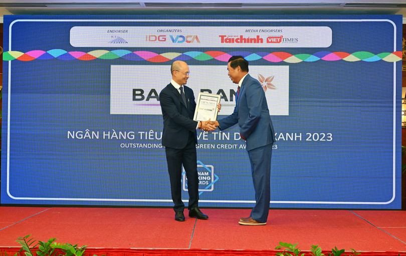 1.PTGD BAC A BANK Chu Nguyen Binh nhan giai.JPG