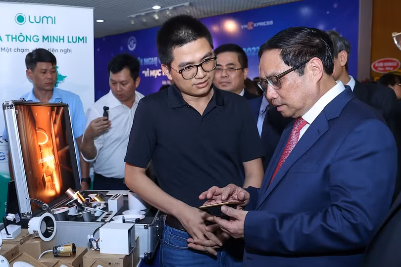 Thủ tướng nghe giới thiệu một số sản phẩm KHCN ứng dụng trong nông nghiệp, công nghiệp - Ảnh: VGP/Nhật Bắc