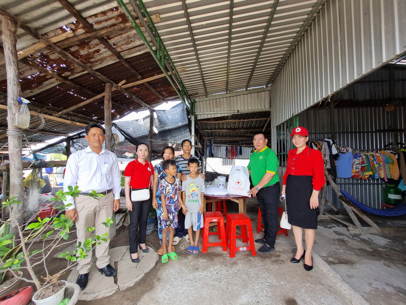 Trao qua gia dinh anh Tran Van Cop.jpg