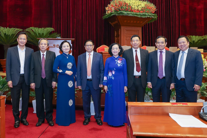 Thủ tướng Phạm Minh Chính, Thường trực Ban Bí thư, Trưởng Ban Tổ chức Trung ương Trương Thị Mai, Phó Thủ tướng Trần Lưu Quang và các đại biểu tại phiên bế mạc Hội nghị Trung ương 7 - Ảnh: VGP/Nhật Bắc