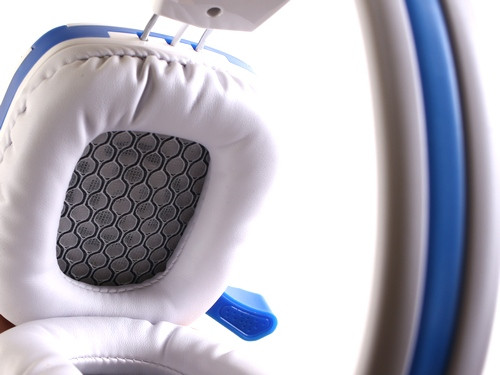 Mặt trong củ tai được lót lưới xốp nên cũng giúp mang lại cảm giác thoải mái đáng kể.