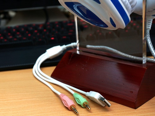 SoundMax A-312 hỗ trợ ngõ vào 3,5mm. Ngõ USBđơn thuần chỉ có tác dụng cấp điện cho đèn LED trang trí mặt ngoài củ tai.