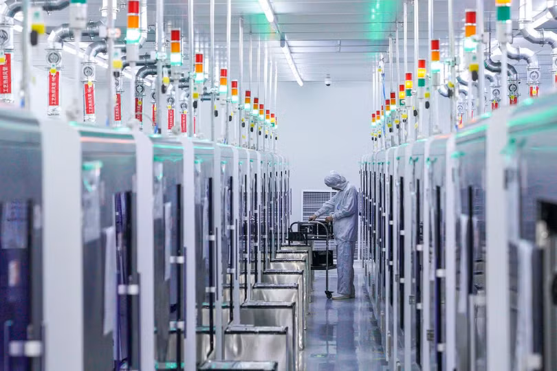 Trong một nhà máy sản xuất chip của Trung Quốc (Ảnh: WSJ).