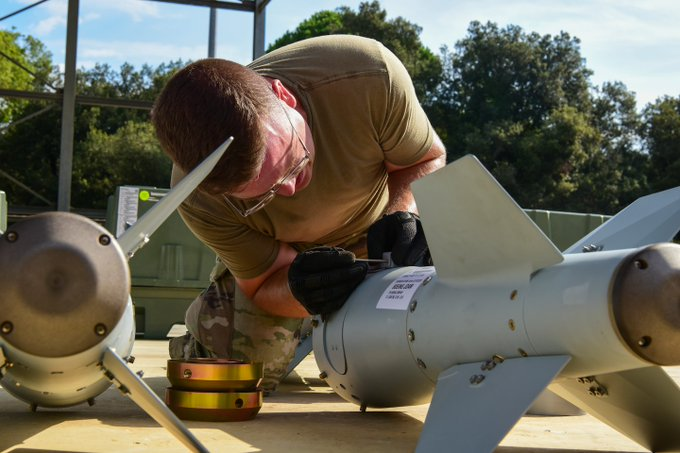 Nhân viên kỹ thuật gắn thiết bị GPS lên bom JDAM (Ảnh: Washington Post).
