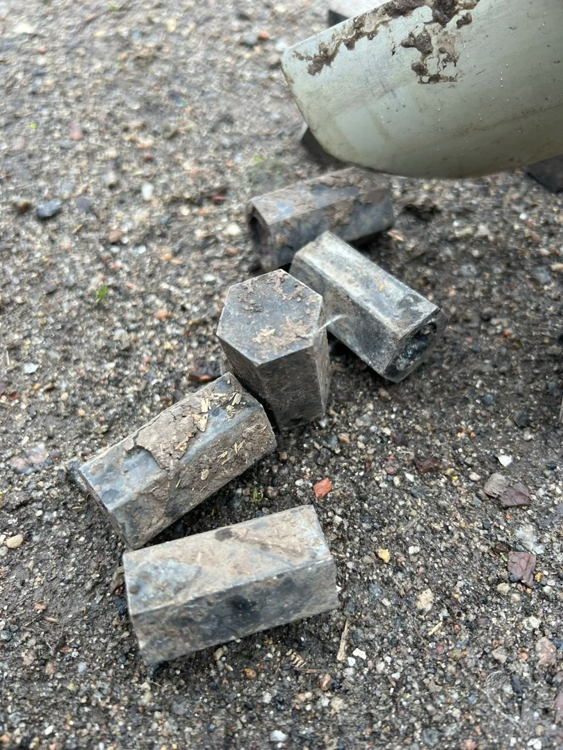 Một số đơn nguyên không nổ sót lại dưới mặt đất (Ảnh: Toutiao). Một số đơn nguyên không nổ sót lại dưới mặt đất (Ảnh: Toutiao).