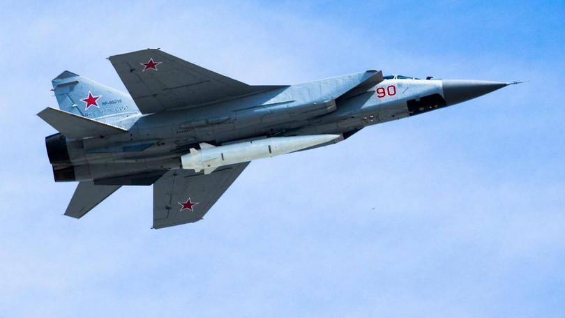 Máy bay tiêm kích MiG-31 mang tên lửa đạn đạo siêu thanh Kinzhal (Ảnh: Sohu).