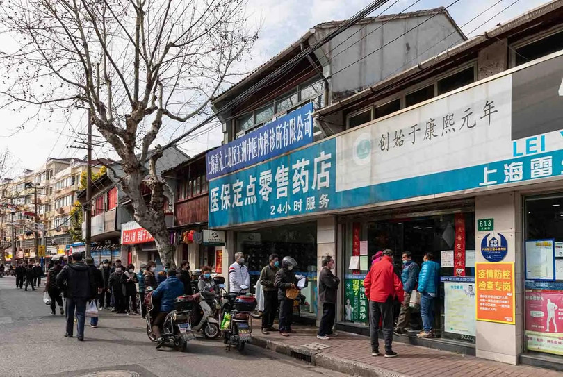 Dòng người xếp hàng mua thuốc Liên Hoa Thanh Ôn tại một hiệu thuốc ở Thượng Hải (Ảnh: Shutterstock).