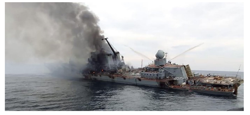 Tàu tuần dương Moskva bị cháy sau khi bị cho là trúng tên lửa của Ukraine (Ảnh: Hoanqiu).