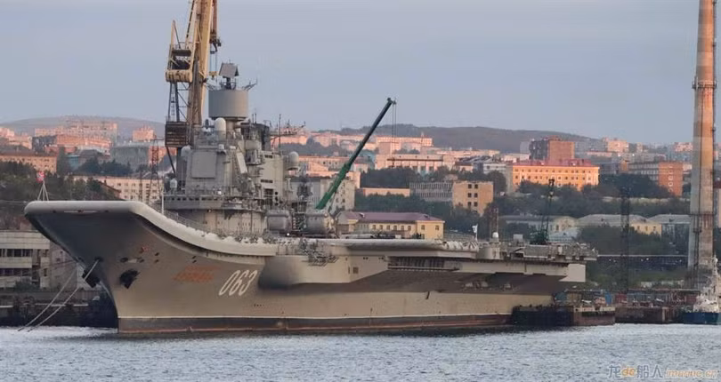 Tàu Kuznetsov neo đậu tại cảng (Ảnh: Sohu).