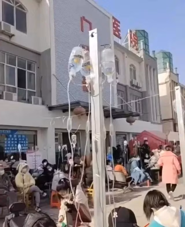 Người dân bị sốt quá nhiều phải xếp hàng chờ truyền dịch ngoài sân bệnh viện (Ảnh: Creaders), Người dân bị sốt quá nhiều phải xếp hàng chờ truyền dịch ngoài sân bệnh viện (Ảnh: Creaders),