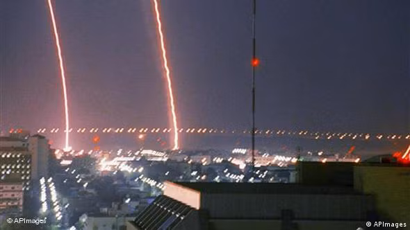 Tên lửa Patriot thực hiện đánh chặn tên lửa Scud ở Saudi Arabia năm 1991 (Ảnh: AP).