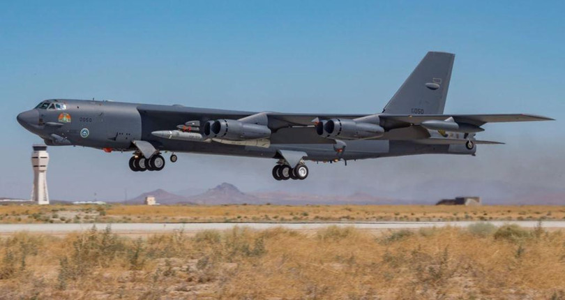 Máy bay ném bom B-52 mang tên lửa AGM-183A cất cánh (Ảnh: Thedrive).