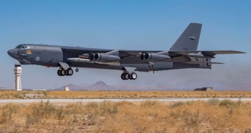 Máy bay ném bom B-52 mang tên lửa AGM-183A cất cánh (Ảnh: Thedrive).